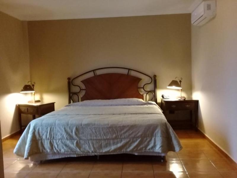 Puerta De Hierro Hotel Санта-Крус-де-ла-Сьерра Экстерьер фото